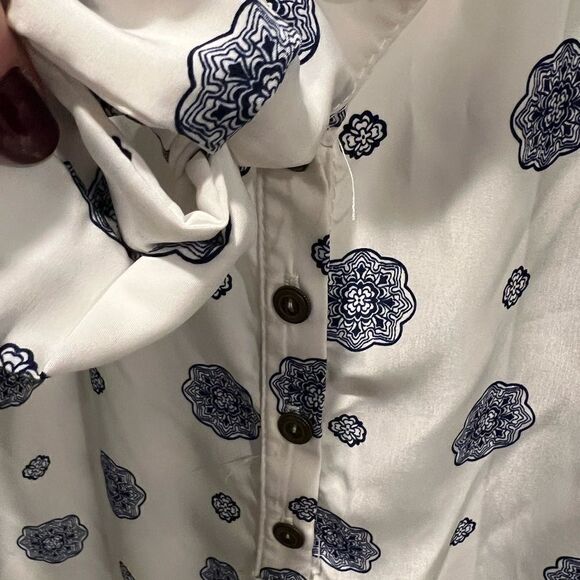 41 Hawthorn blue and white sleeveless blouse with button front and tie neckline - Picture 4 of 7